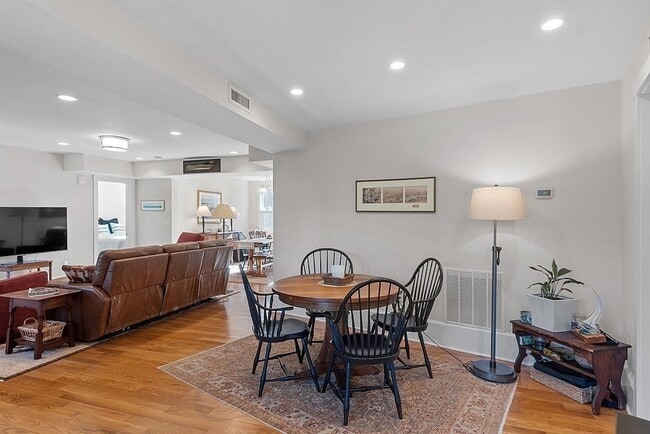 Photo - 2 School St Unidad R2