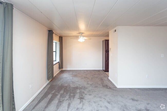 2BR, 1BA - 1,100 SF