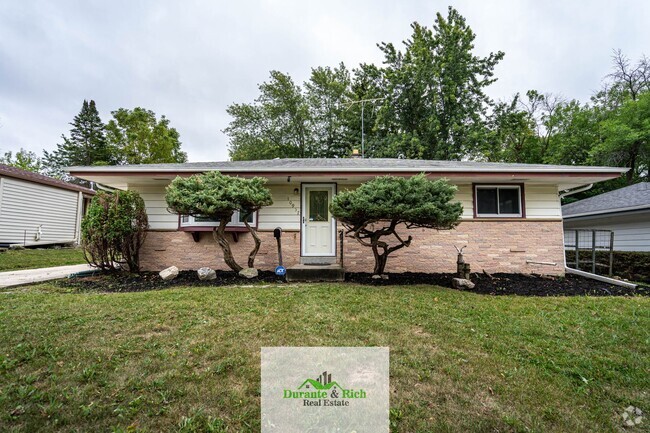 Building Photo - Lovely Spacious 3 Bedroom Single Family Ho... Rental