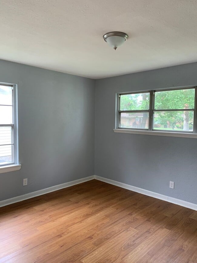 Photo - 10601 Ambursen St