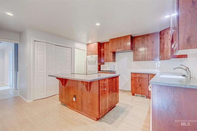 Building Photo - 215 S Juniper St Rental