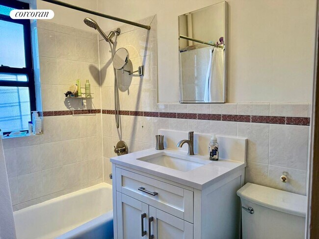 Photo - 880 W 181st St