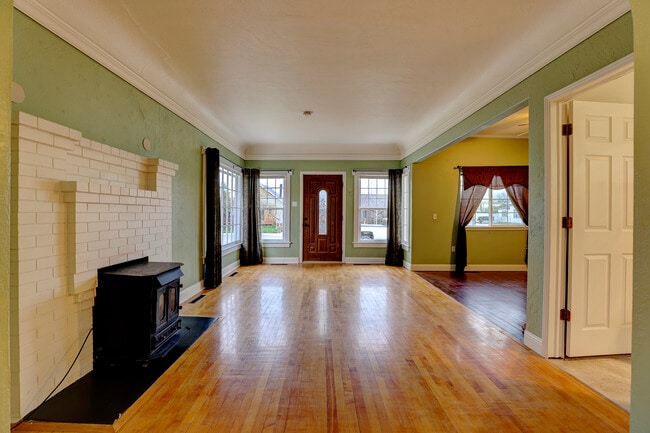 Building Photo - 628 Gladstone St