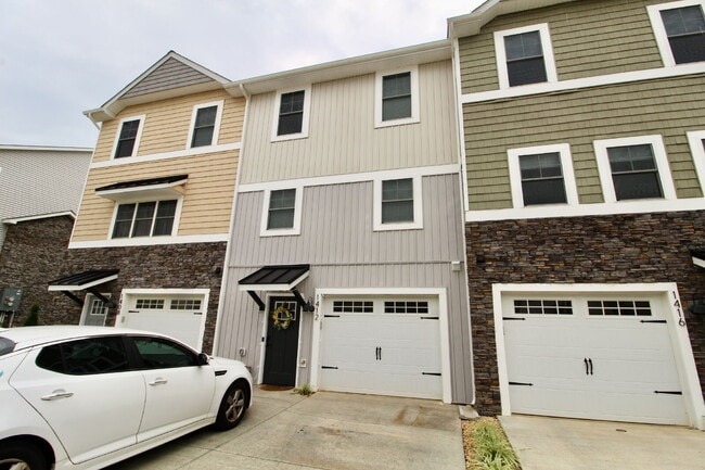 Building Photo - "Impressive 3-Bed Townhouse with Fenced in...