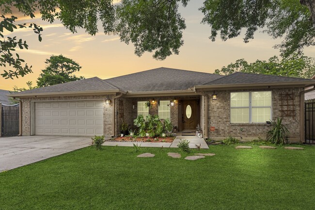 Building Photo - 631 Apache St