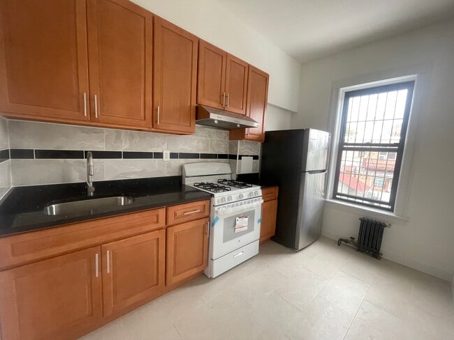 Building Photo - 488 McDonald Ave Unit 2