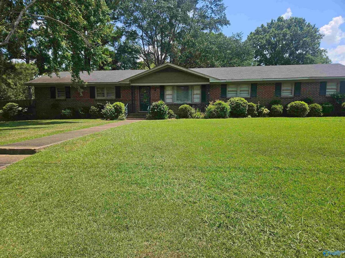 Photo - 2002 Crestview Dr SE House