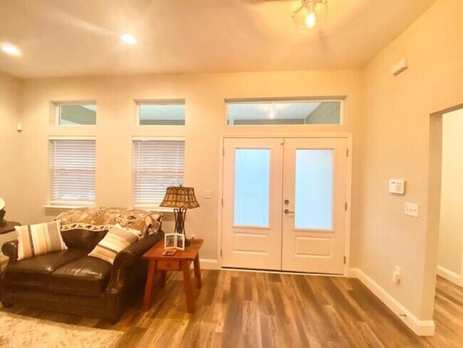 Photo - 210 Pines St