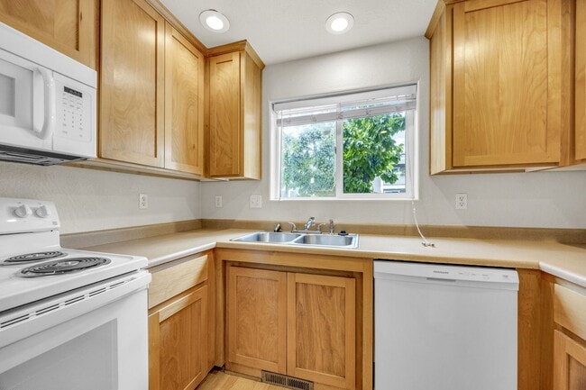Photo - Comfortable 2-Bedroom Apartment in Desirable East Medford Unidad 1