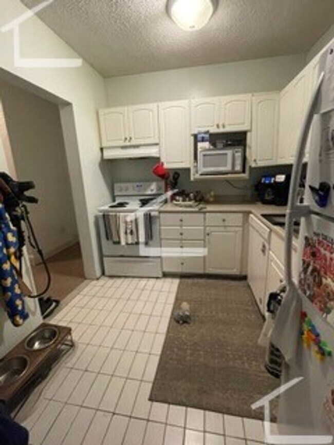 Building Photo - Well kept 2 bed unit in a prime location w... Rental