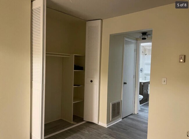 Closet in living room - 52 Shrewsbury Green Dr Apartamentos Unidad 52J Shrewsbury Green Dr
