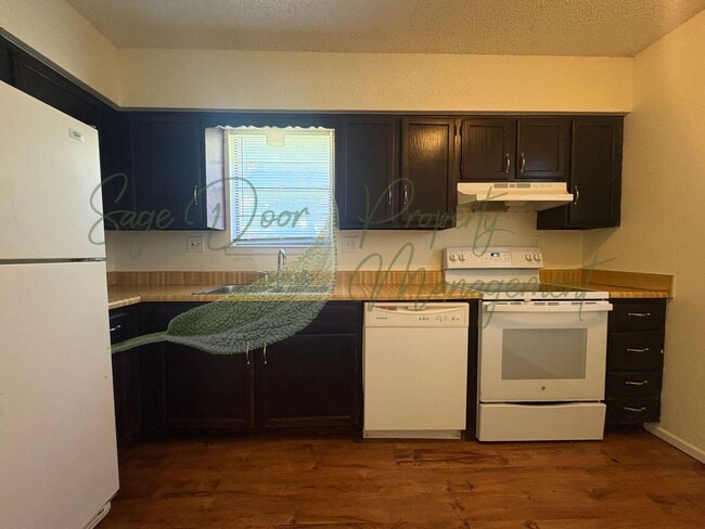 Photo - SPACIOUS TOWNHOME WITH GARAGE!!!
