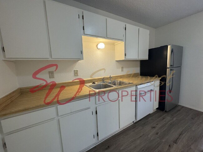 Photo - Move in Ready 2 bedroom 1 bath apartment -... Unit Apt 3