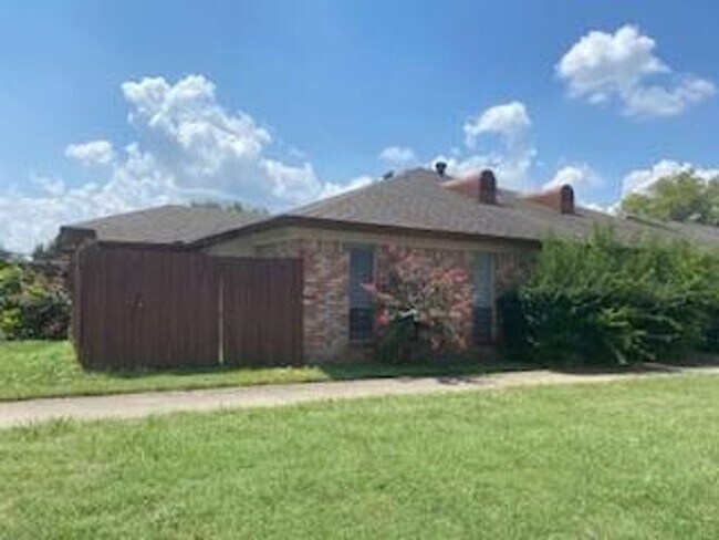 Building Photo - 708-714 E Pecan St Unit 710 E Pecan St