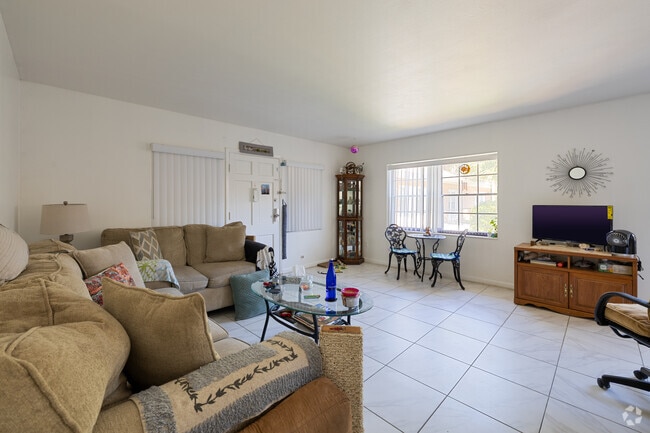 1BR, 1BA - 675SF - Living Room
