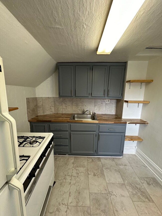Photo - Royal Oak Triplex - Washington Unit Upstairs # 3