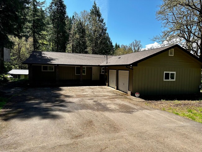 Photo - Amazing Country Home 4 bed, 2 bath with Ga...