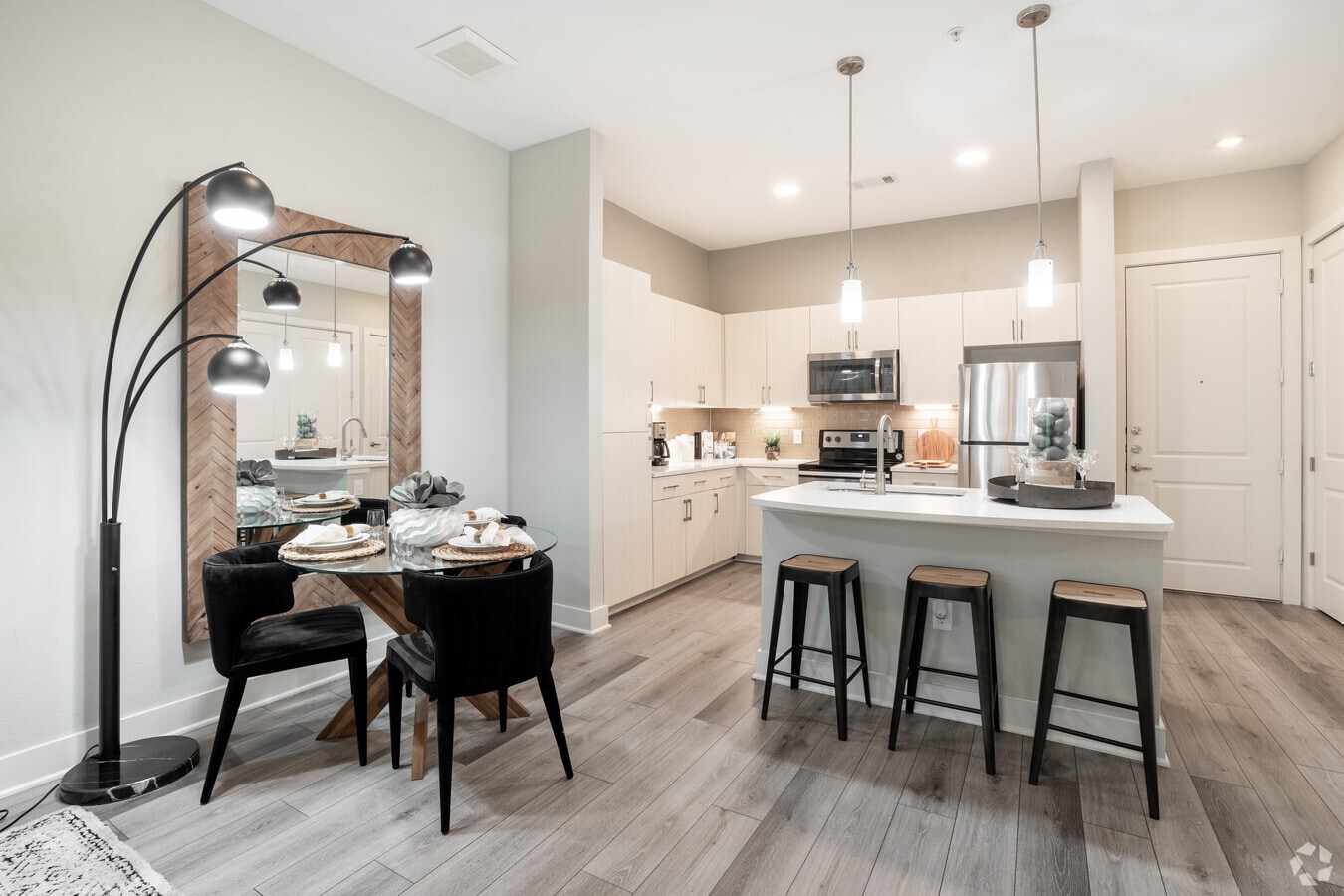⠀*⠀様 22.12 balloon apartment CD Downtown Houston! Looking to move within the next 90 days