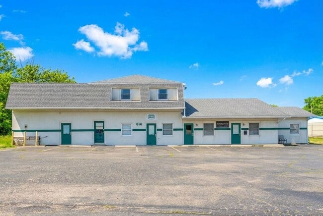 Building Photo - 614 E Streeter Ave Unit Apt 4
