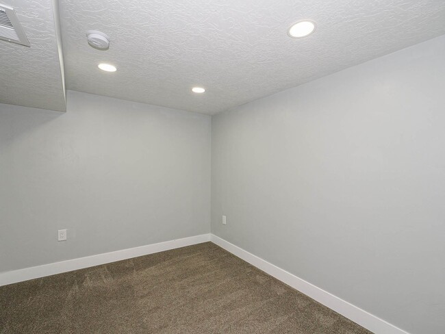 Photo - 5 Bedroom, 2.5 Bathrooms Home