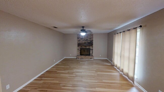 Photo - 414 W Voelter Ave