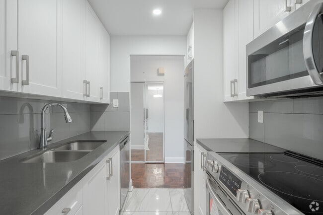 2BR, 1BA - 750SF - Kitchen