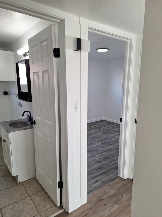 Photo - Roy 4-plex 2002 Unit 4