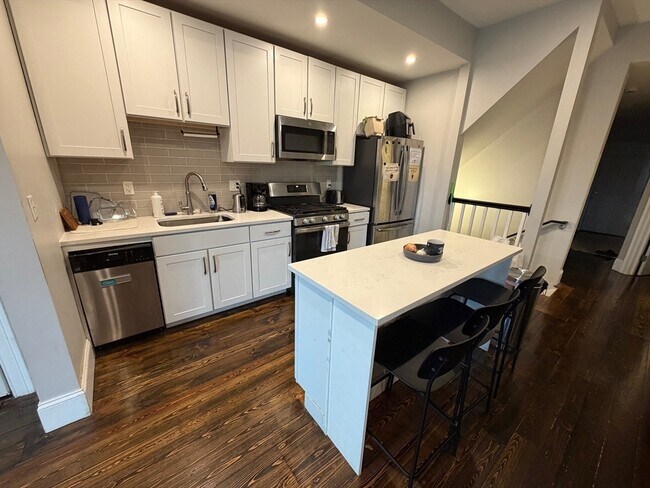 Building Photo - 781 Parker St Unit 1