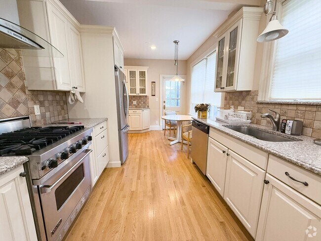 Building Photo - 28 Marshal St Unit 3 Rental
