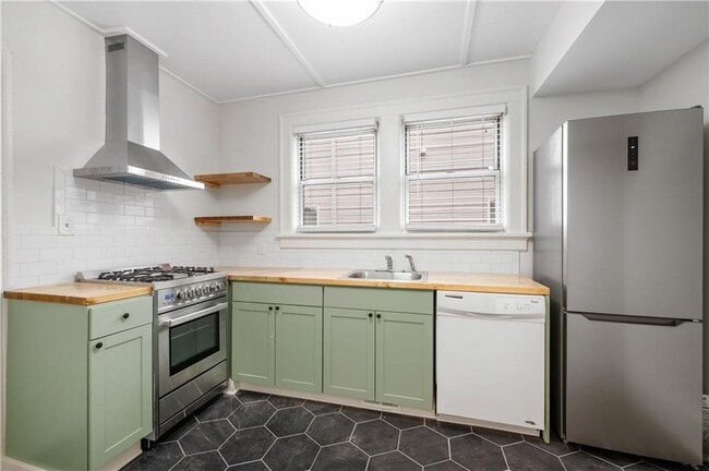 Photo - 716 Lakeview Ave NE Unit 1