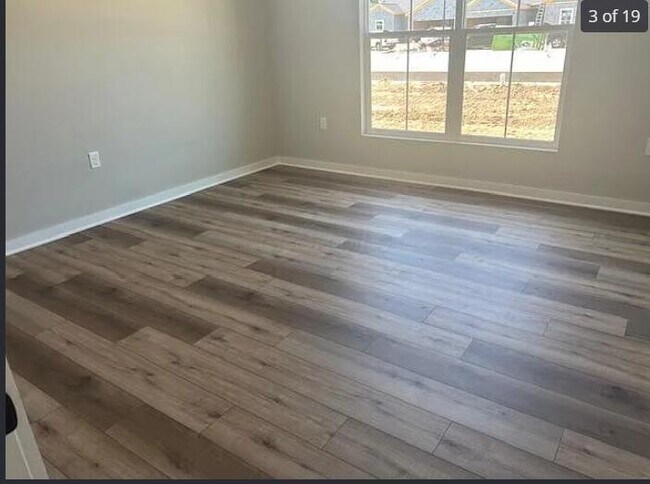 Photo - 566 Rochdale Run