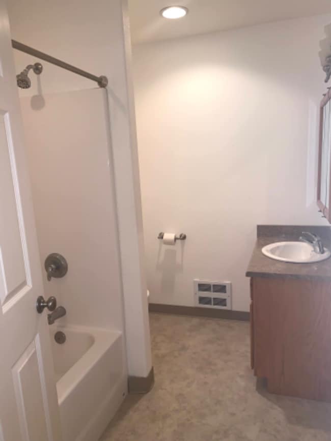 Photo - 2112/2114 Hamilton Duplex Unit 2112