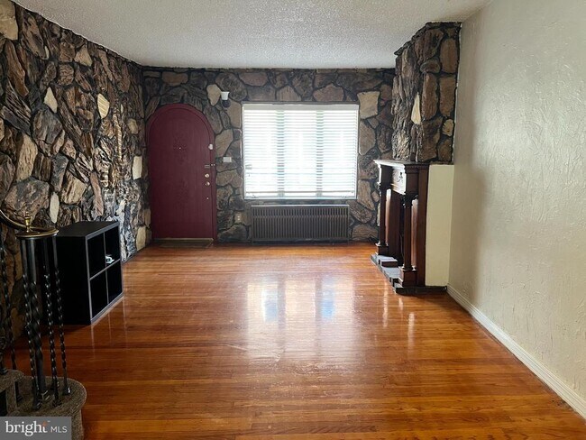 Photo - 2408 S Sartain St