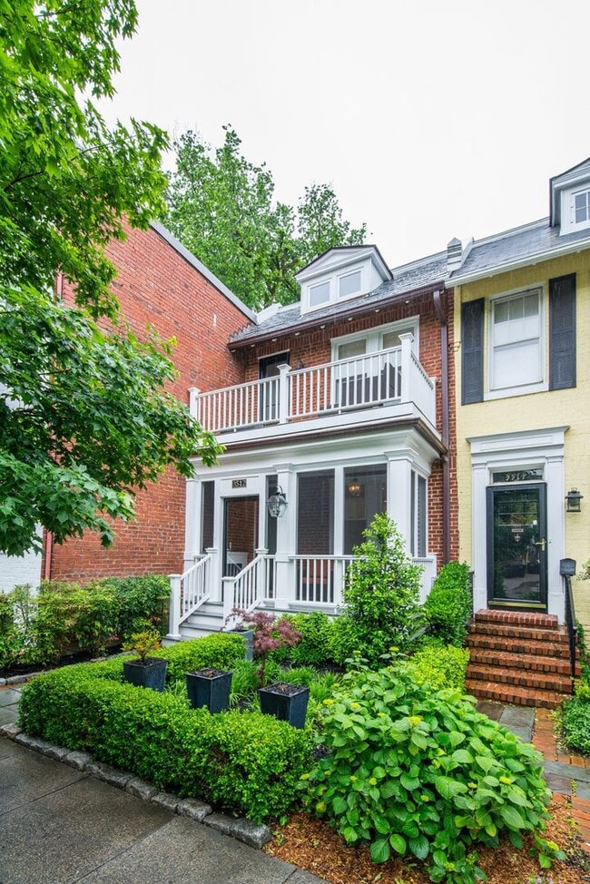 Building Photo - Renovated Contemporary - Available FURNISHED or unfurnished RENTAL