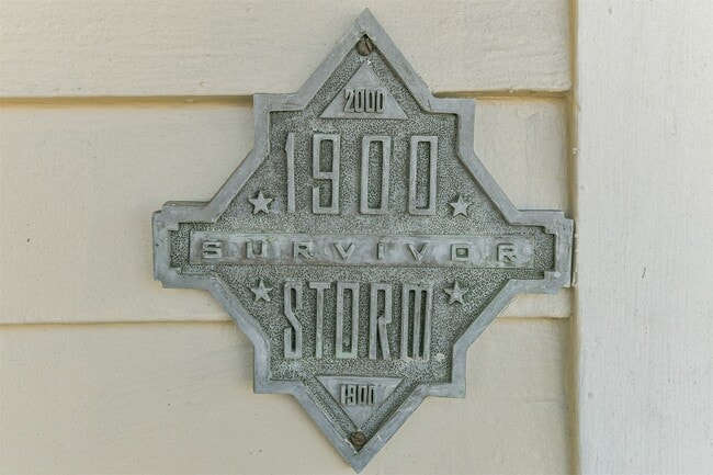Photo - 1927 Broadway Avenue J