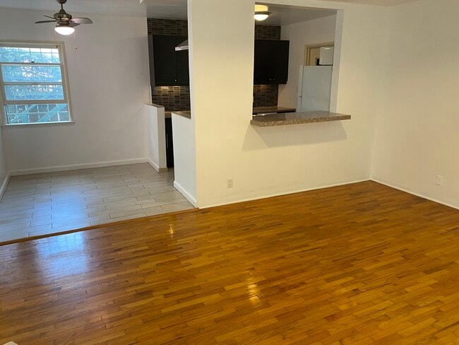 Building Photo - 3315 Caroline Ave Unit #2