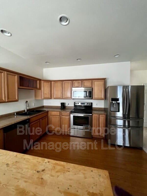 Photo - 104 College St