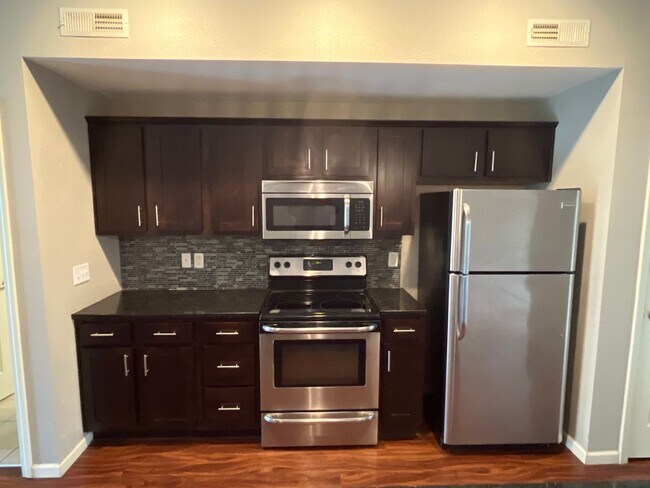 Photo - 2 Bedroom, 2 Bath Modern, Open Floor Plan Unidad Walnut B103