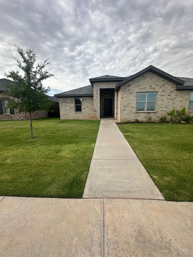 Building Photo - Spacious 3/2/2 Unit A