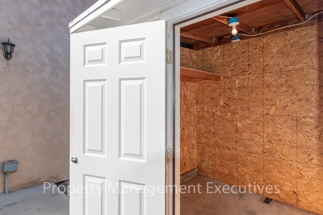 Photo - 1 Bedroom, 1 Bath Duplex Apartment with Storage Unit 4434.5 40th Street