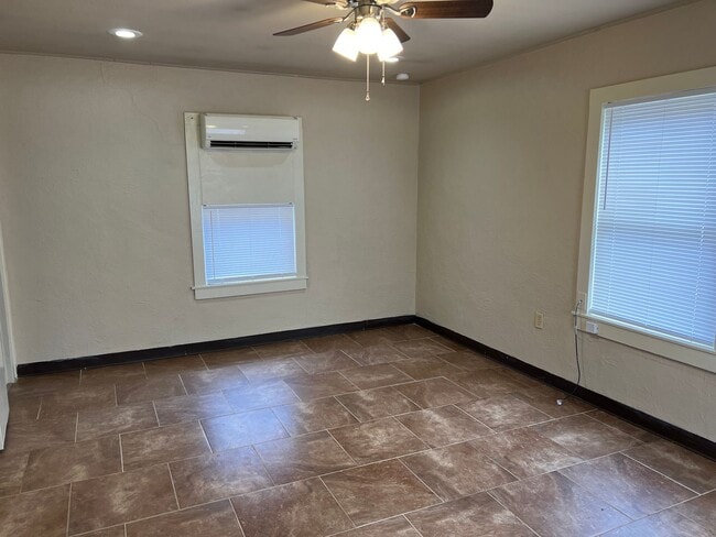 Photo - 232 1/2-230 1/2 Wilson Ave Unidad 230