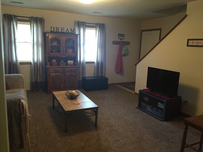 Living room (rented unfurnished) - 1304 Millbrook Ct