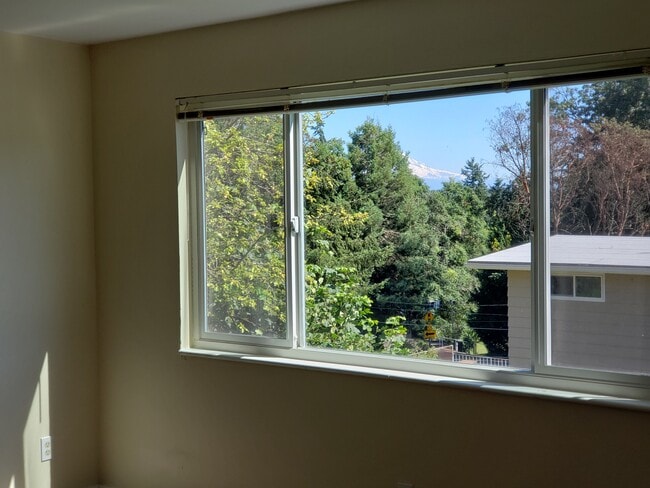 Burien Crest Apartments