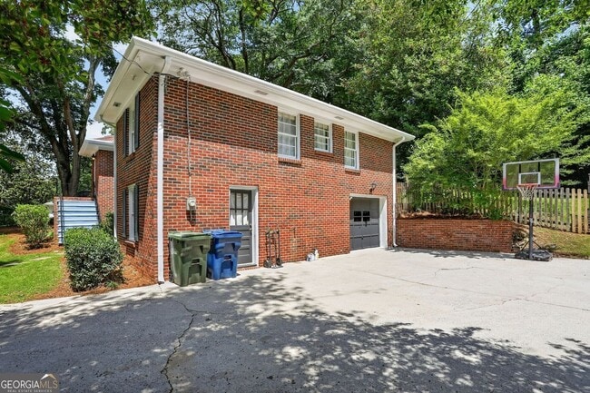 Photo - 388 Lakemoore Dr NE