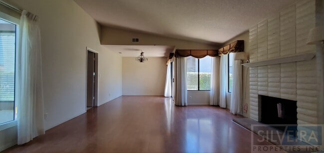 Photo - Cozy 2 bedroom 2 Bath home near Stowell and Broadway!