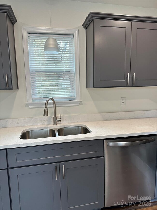 Photo - 317 W Newton St