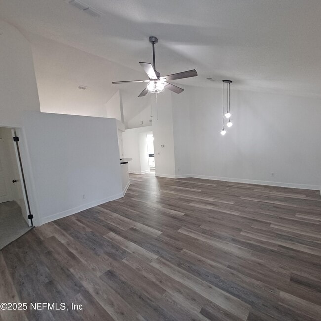 Photo - 7775 Mactavish Way S