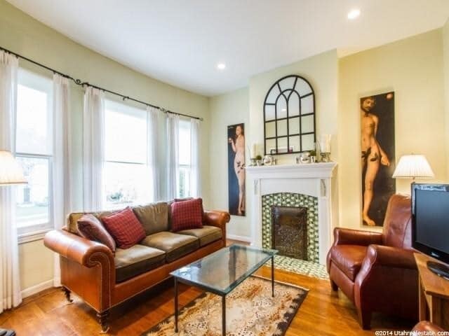 Photo - 417 Douglas St