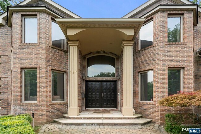 Photo - 325 Cooper Pl