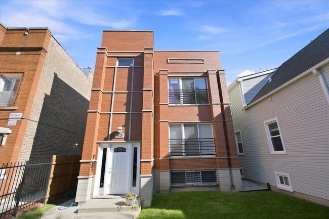 Building Photo - 3528 W Shakespeare Ave Unit G